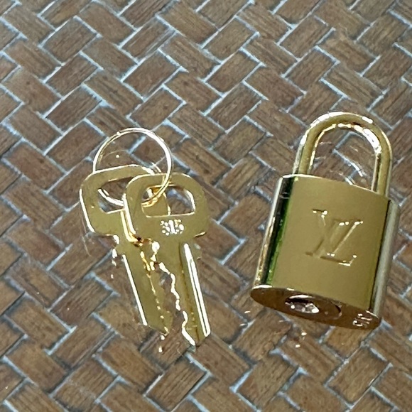 🍓LV Lock and Key #315 - Picture 10 of 10